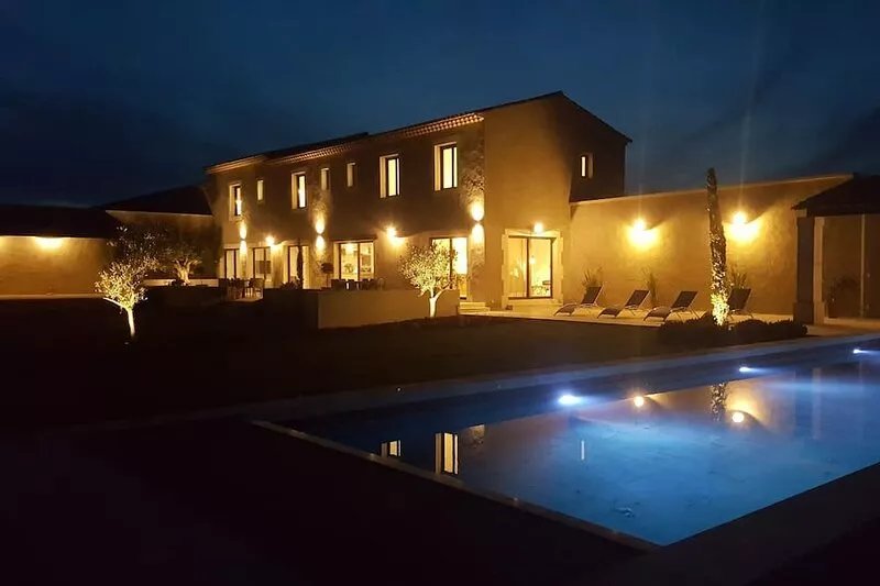 Contemporary Provencal farmhouse near Avignon and St Rémy de Provence, Alpilles