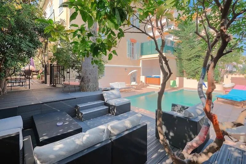 5 min walk from the Palais Festival mansion with pool and 7 bedrooms