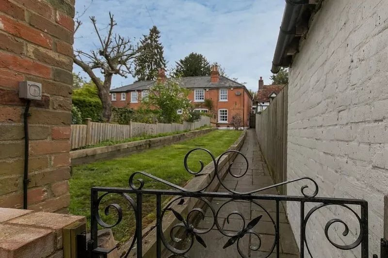 4OC · Fab English Country Cottage | Pass the Keys