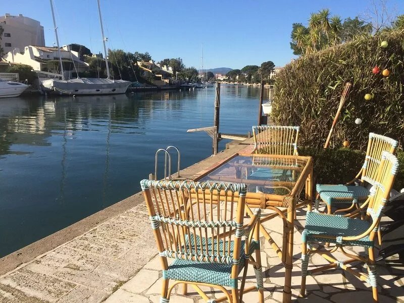 Renovated south-facing apartment in Port-Grimaud with large garden and mooring