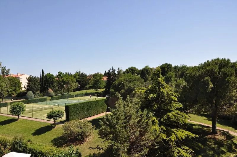 pleasant apartment overlooking park, tennis and swimming pool in secure