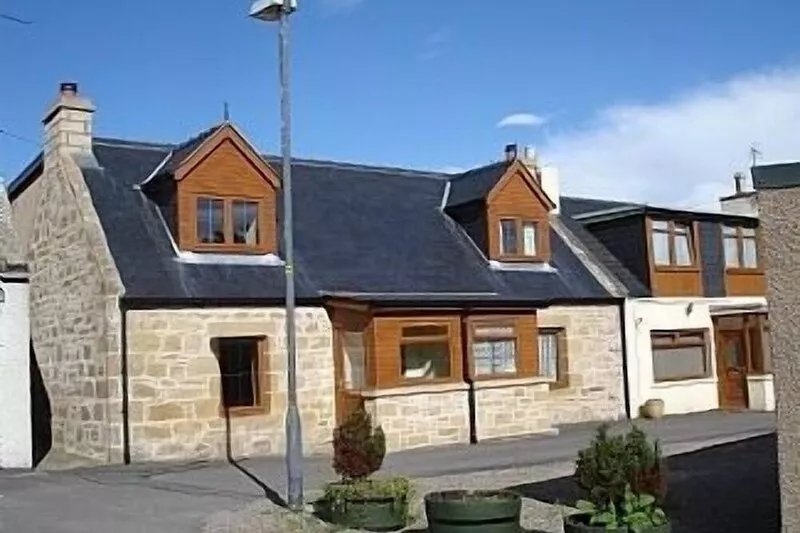 Luxury Fisherman's Cottage in quiet Highland Village Location.