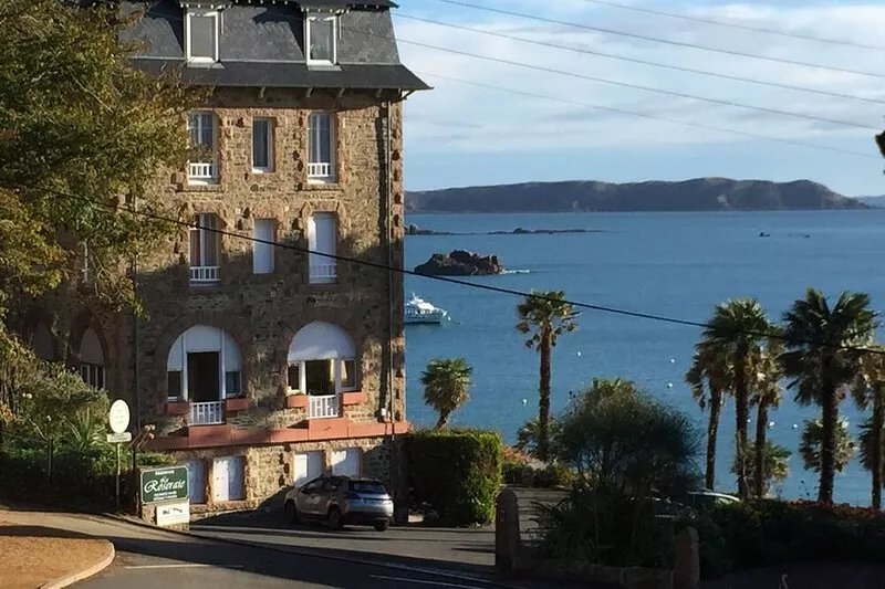 Quiet, bright, renovated apartment, panoramic sea view, on TRESTRAOU beach