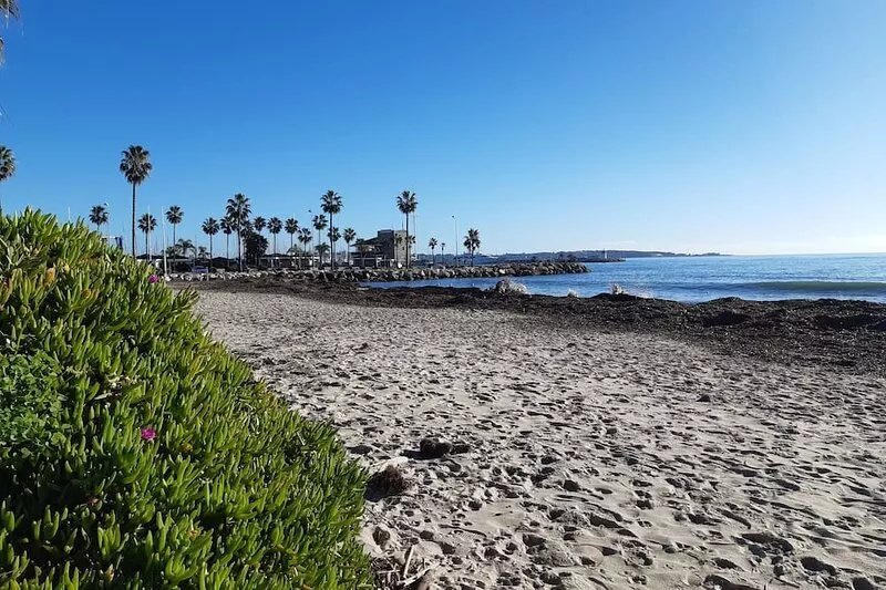 Bright air-conditioned apartment close to the beach and shops