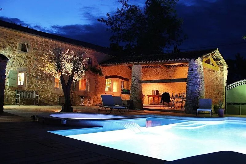 Uzès: house full of character with heated pool and spa for 6-8 people