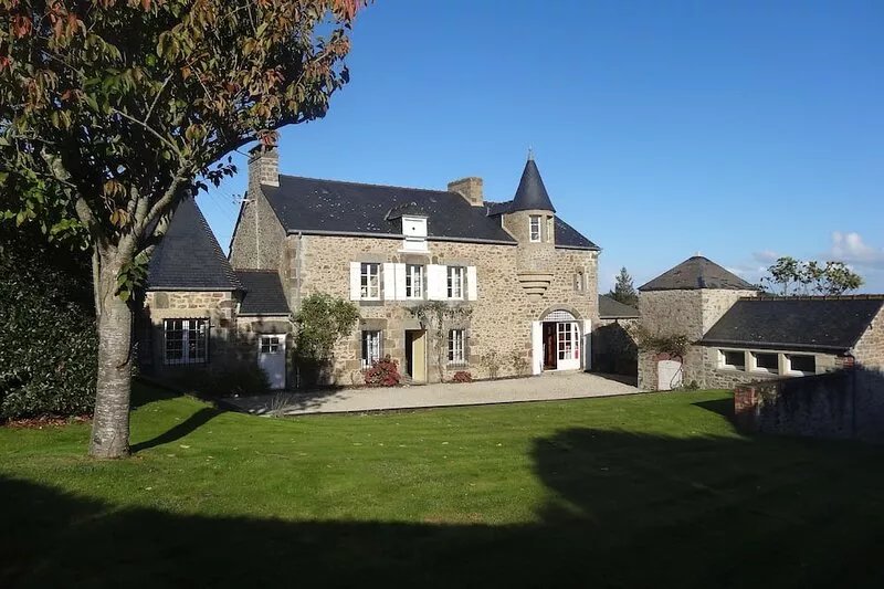 Spacious and warm family home, with garden, sea view