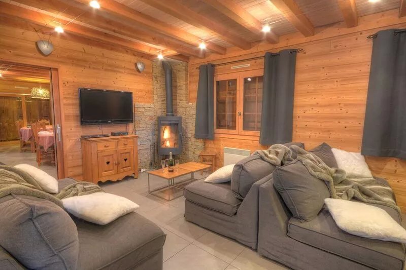 Cosy chalet, 8 bedrooms, 8 showers rooms, access to slopes and shops by foot