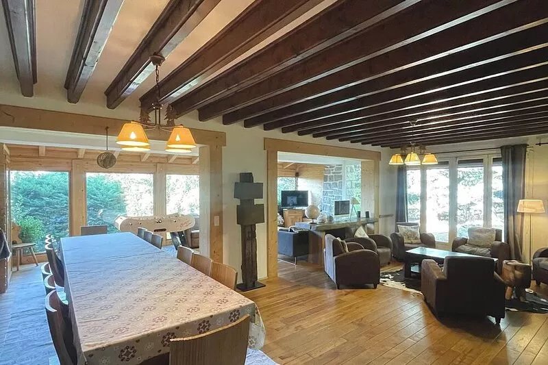 In the heart of town 20 metres from the start of the authentic chalet font rome