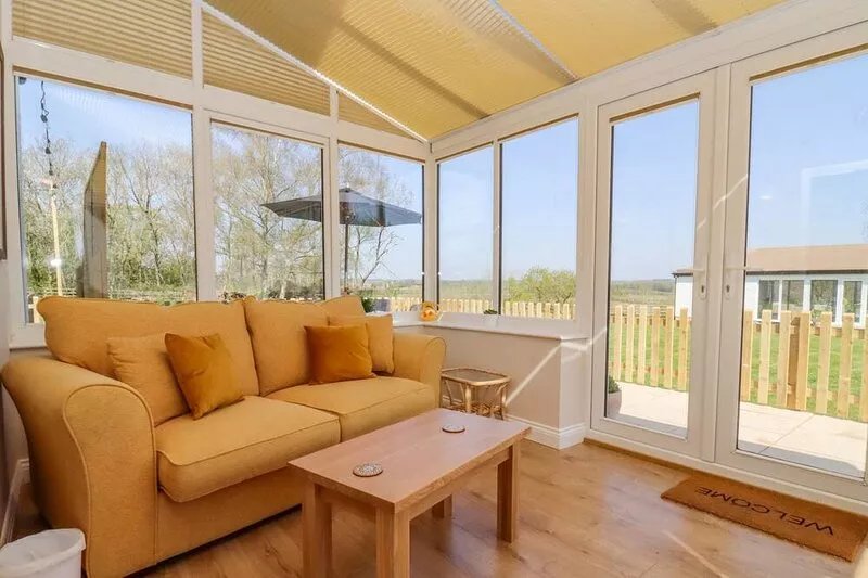 DEER VIEW, romantic, with hot tub in East End