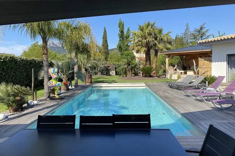BETWEEN CASSIS AND ST TROPEZ VILLA WITH HEATED SWIMMING POOL
