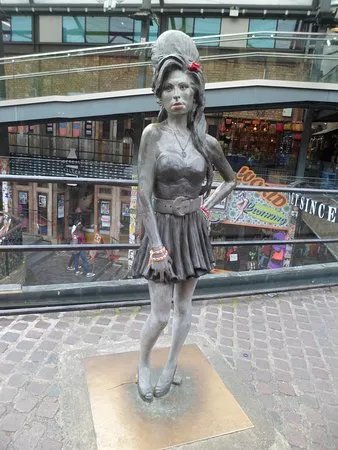 Amy Winehouse Statue