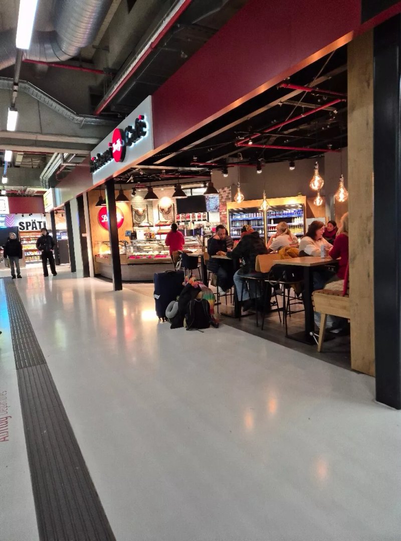 Backerei Cafe Dreissig - Brandenburg Airport