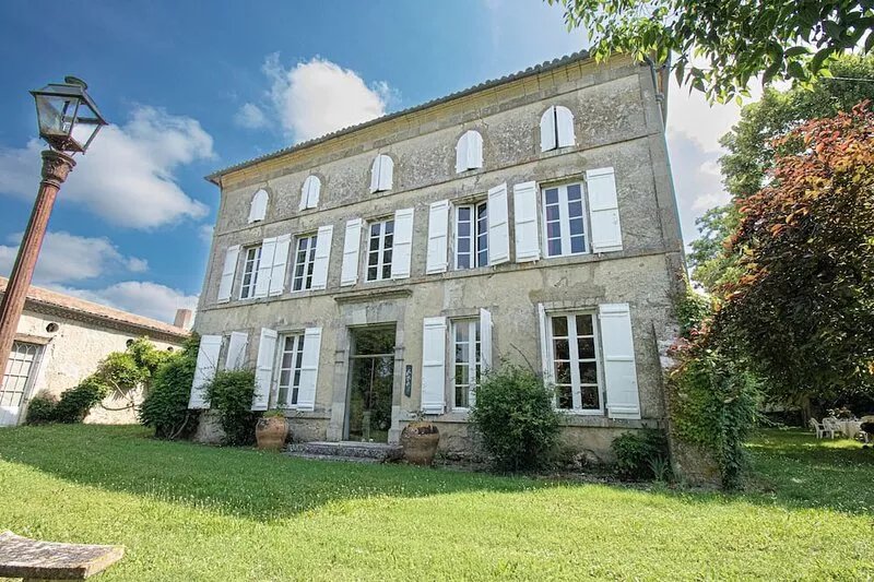 Vintage french mansion + swimming pool into a fenced park close to the river