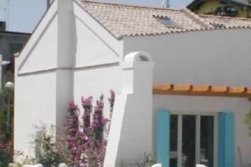 Part of Villa in Residence with swimming pool a stone's throw from the sea