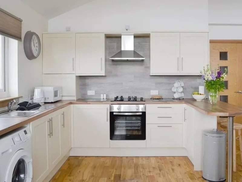 3 bedroom 2 bathroom Clyde lodge with hottub and excellent views
