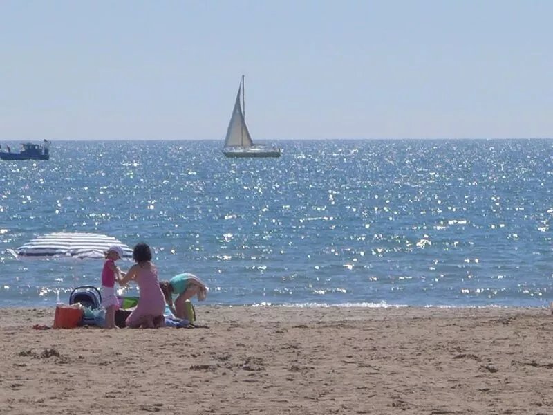 ••Charming apartment in detached cottage • sandy beach 25 m away • WiFi free••