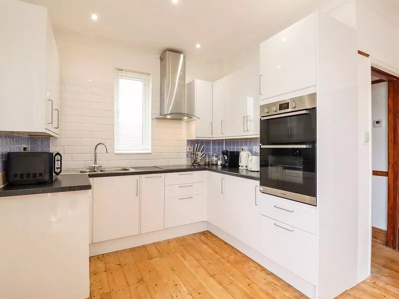 NINETY EIGHT, family friendly, with a garden in Southend-On-Sea
