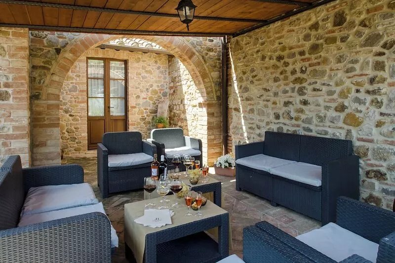 TUSCAN ESTATE 2 VILLAS, 2 POOLS , 2 JACUZZI WALKING DISTANCE TO TOWN SLEEPS 20