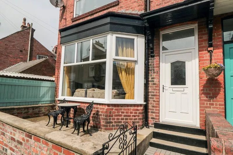 THE ROBINS, pet friendly, country holiday cottage in Filey