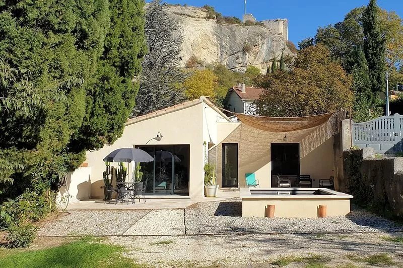 Villa with pool at the foot of the medieval city