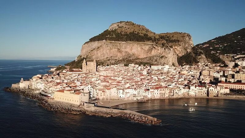 Delicious central penthouse in Cefalu' with enchanting and panoramic sea view.