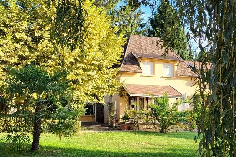 Two-Bedroom Apartment with free Parking