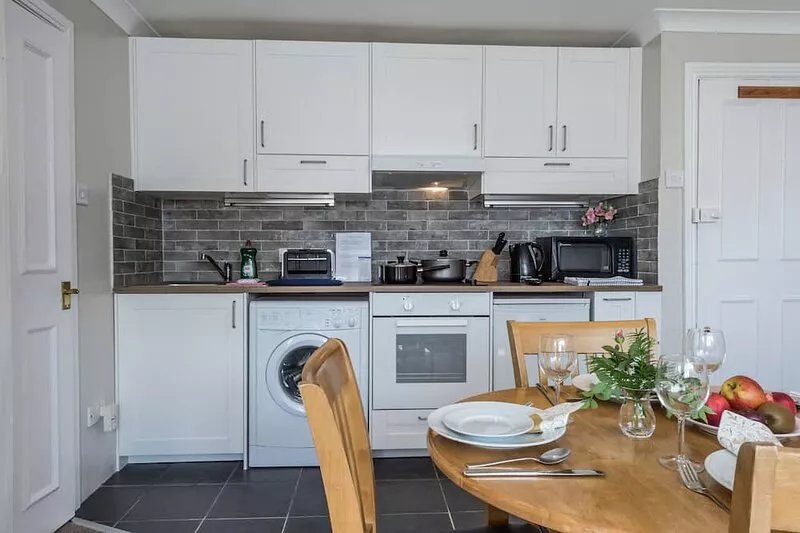 Lovely apartment-12 minutes tube from Central London,sleeps 6,parking on street