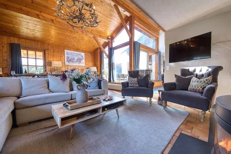 Luxurious 6 bedroom chalet. Fantastic views; 800m to lifts; Wi-fi; Sunny garden