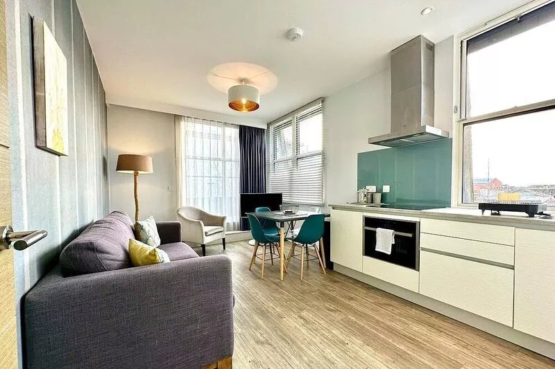 Stylish 2 Bedroom Apartment - Free Parking & WiFi