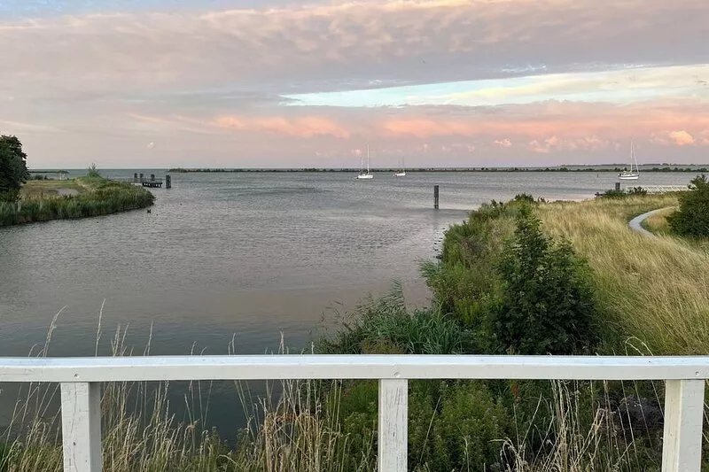 Vacation home on the water with two private jetties and boat, W-Lan