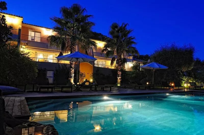 Charming *** villa with heated pool, near town center
