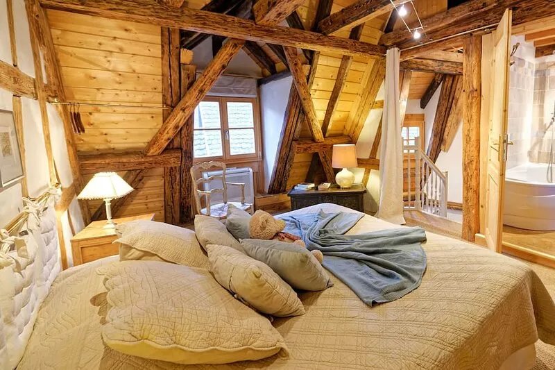The Sentinel***** - Romantic duplex apartment in the ramparts