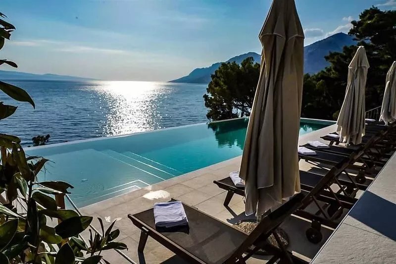 Exquisite 9-Bedroom Villa for 18, with infinity pool close to the sea