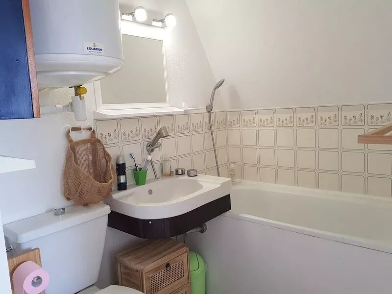 Charming, sunny 2-room apartment with sea view, 80 m from supervised beach.