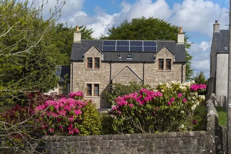Melville Lodge  -  a cottage that sleeps 6 guests  in 3 bedrooms