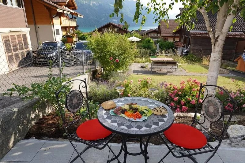 2 minutes to the lake, quiet, garden, parking, 20 minutes to Interlaken