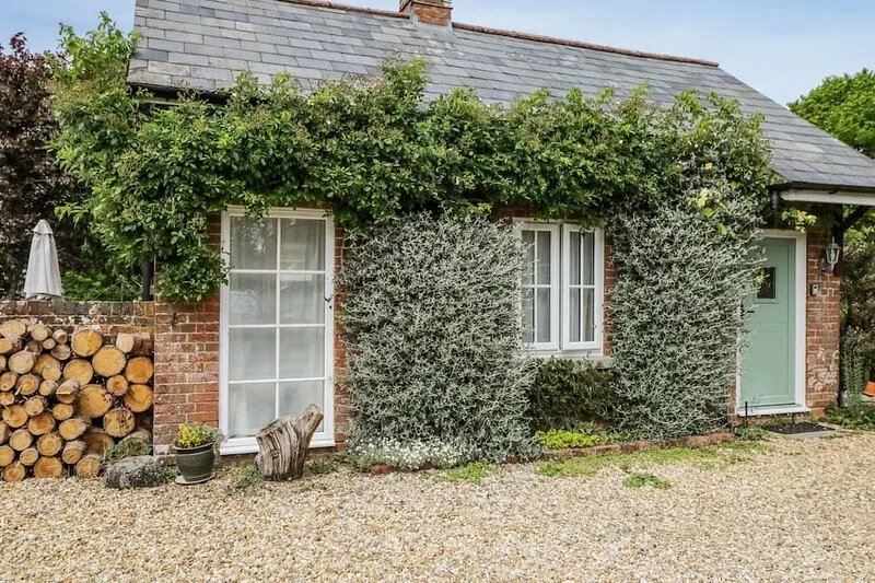 PARKFIELD COTTAGE, romantic, with open fire in Sturminster Marshall