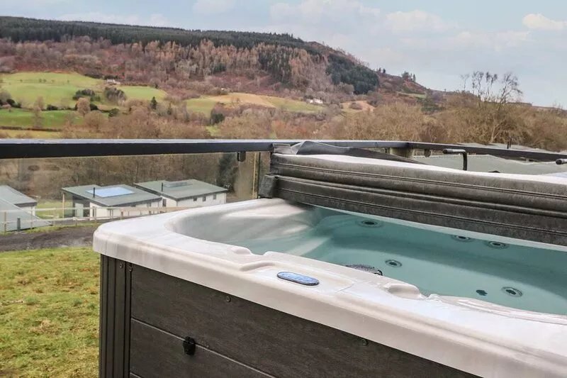 OSPREY VIEW LODGE & HOT TUB, family friendly in Aberfeldy