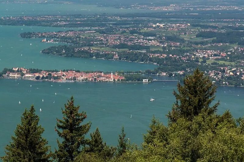 Vacation apartment with lake view - maisonette with roof terrace in the old