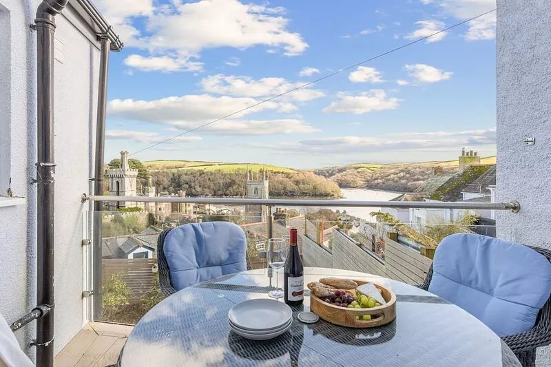 Beautifully presented coastal townhouse in central Fowey, panoramic river views
