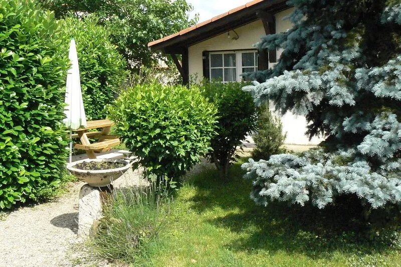 House in large enclosed garden - pets welcome - quiet and safe