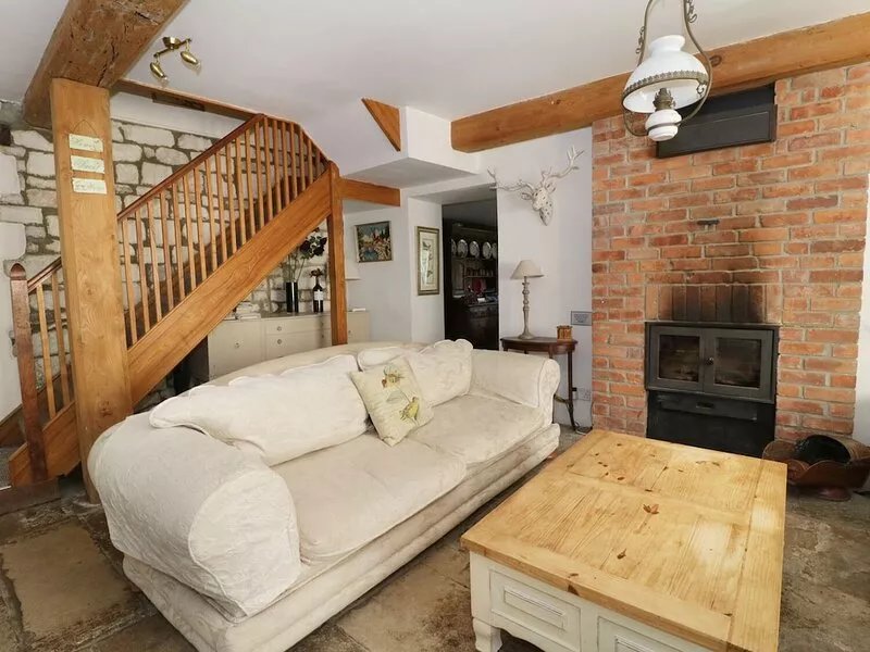 MILL HOUSE, pet friendly, character holiday cottage in Maiden Newton