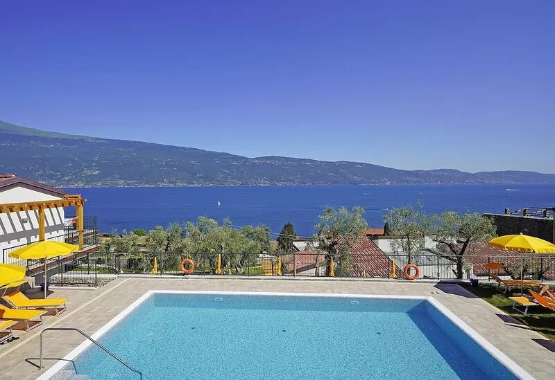 lake view apartment quiet location parking and swimming pool in the olive trees.