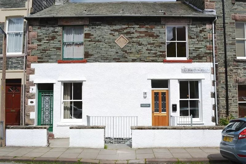 Town centre maisonette with contemporary design, excellent facilities, private