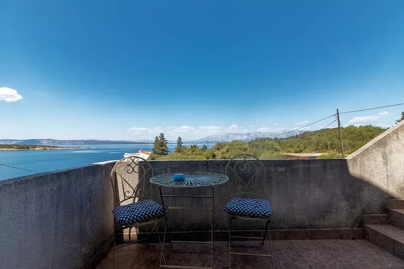 One bedroom apartment near beach Cove Pokrivenik, Hvar (A-4604-e)