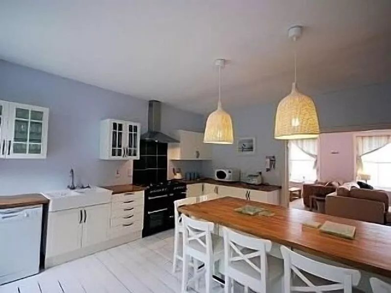 Spacious property with a ballroom and phenomenal sea and harbour views
