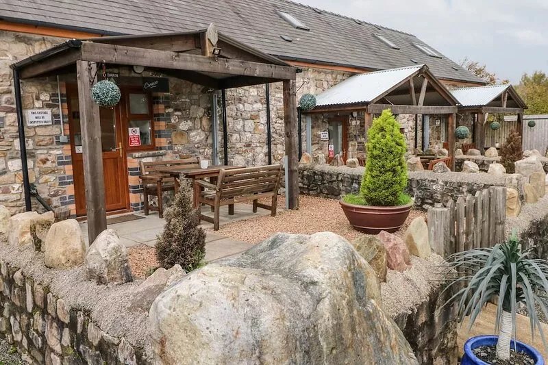 BARN 3, pet friendly, with a garden in Ystradgynlais