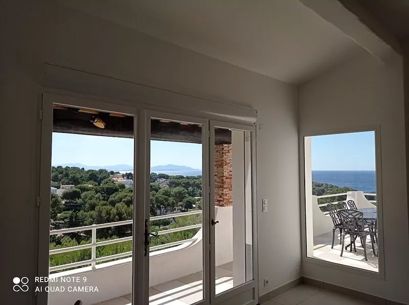 Beautiful sea view 10 minutes walk from the beach and village in a residential