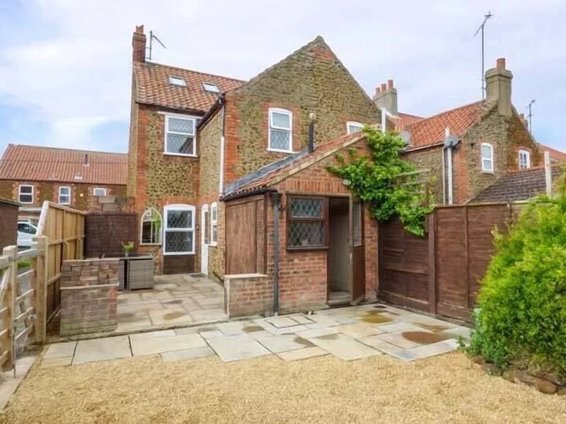FERN COTTAGE, pet friendly, character holiday cottage in Heacham