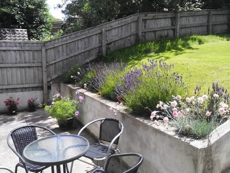 Bright and airy bungalow in a quiet road in historic Totnes. Sleeps 3.